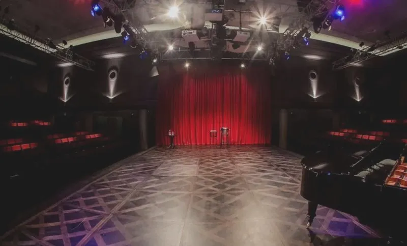 Biała bluzka w OCH-Teatr: historia nadziei i walki w emocjonalnym spektaklu