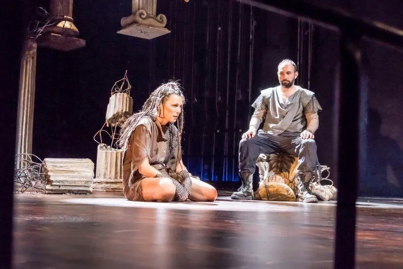 Czas trwania spektaklu "Antygona" w różnych teatrach – ile to naprawdę trwa?