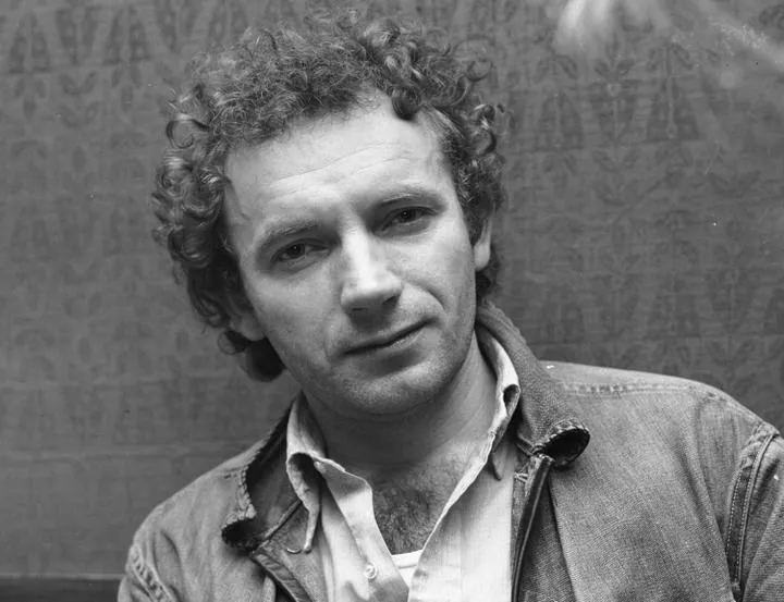 Edward Stachura i jego przesłanie: życie nie jest teatrem, czyli analiza wiersza