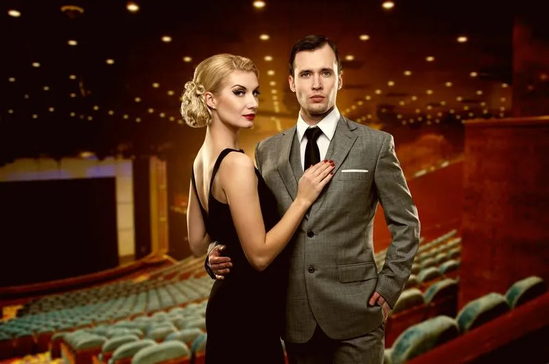 Eleganckie stylizacje na musical: inspirujące zasady i porady dla każdej okazji