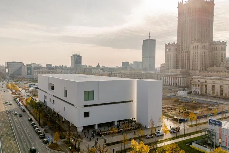 Muzeum sztuki nowoczesnej na Placu Defilad: odkryj atrakcje i ciekawostki