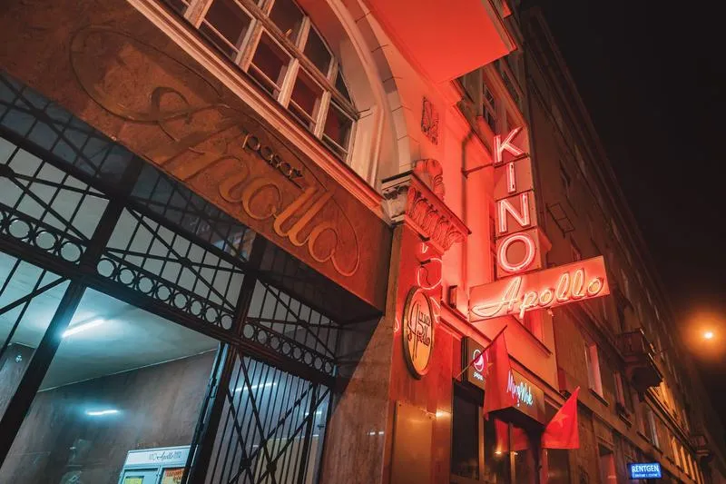 Odkryj magię spektakli Apollo w Poznaniu: aktualne komedie i repertuar teatralny na wyciągnięcie ręki