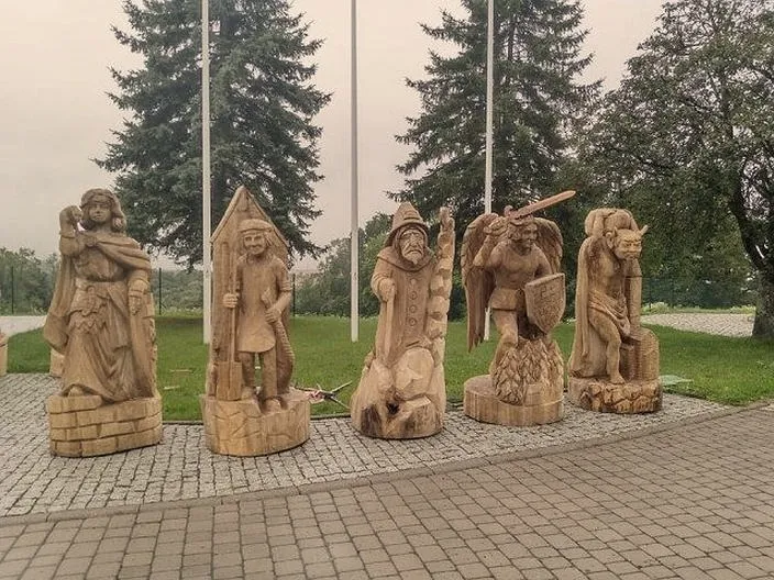 Odkryj niesamowite rzeźby z drewna, które odmieniają Twoją przestrzeń domową i ogród