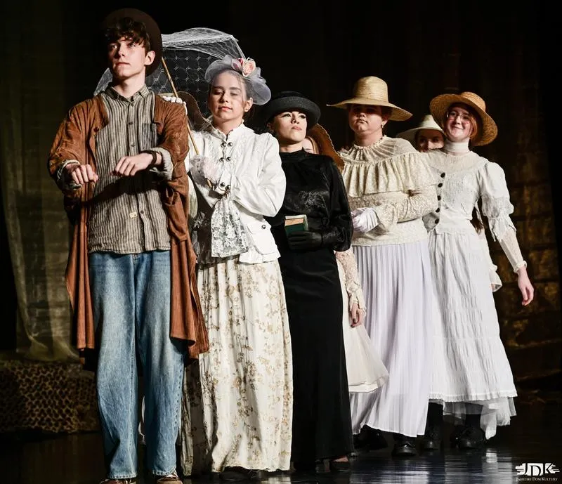 Styl i komfort: jak ubrać się do teatru młodzież, by olśnić na widowni