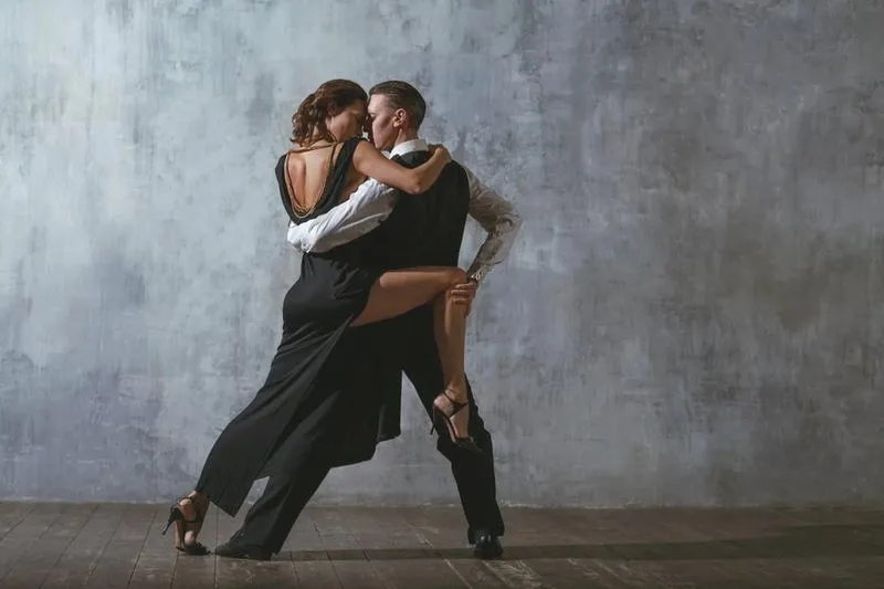 Tango spektakl: pasjonujące emocje i tajemnice teatralnych występów