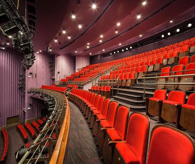 Teatr w różnych odsłonach: odkryj wielowymiarowe znaczenie słowa